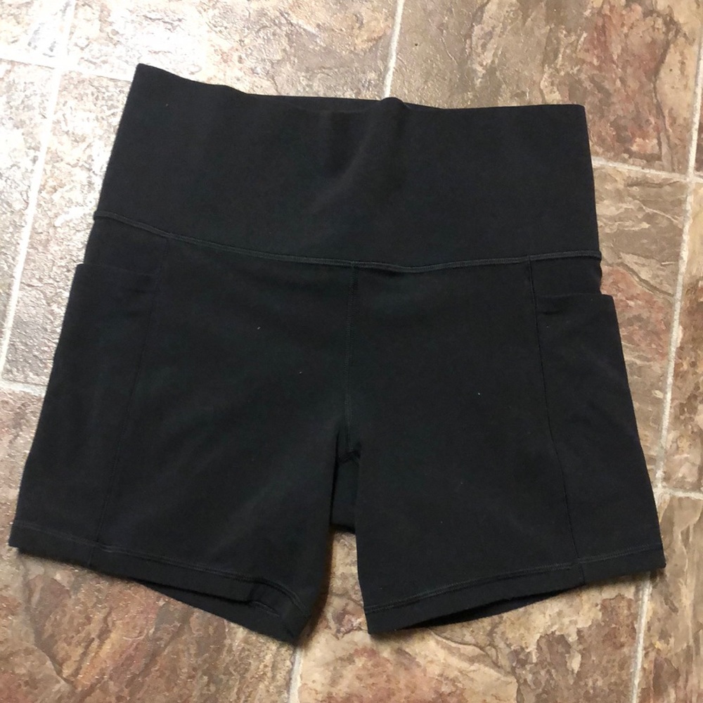 Athleta salutation 5” stash pocket bike shorts